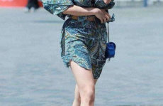 美女裙子被吹起,尽显美女风情